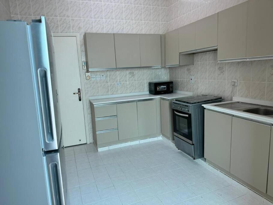 Apartment Master Near Metro Dubai